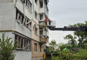 Зображення до посту: У Харкові усувають наслідки обстрілу дронами