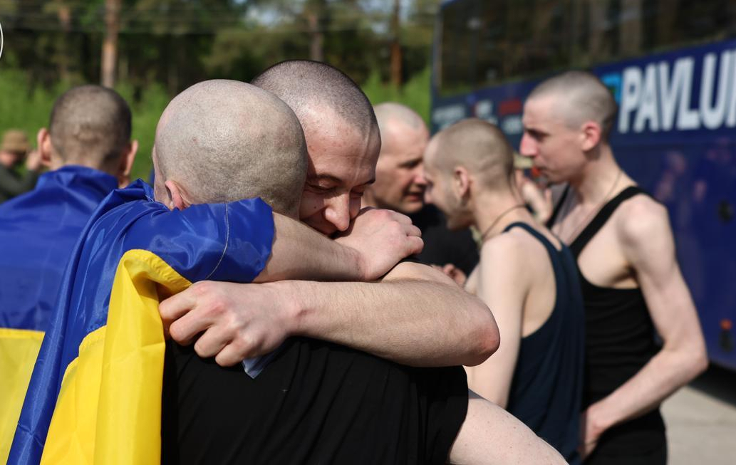 Зображення до:  Перший день «великого обміну»: з російського полону повернули 390 українців