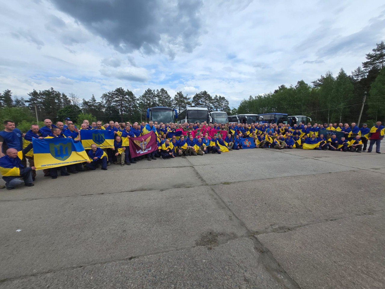 Зображення до:  З російського полону звільнені бойовий медик та водій-санітар з Харківщини