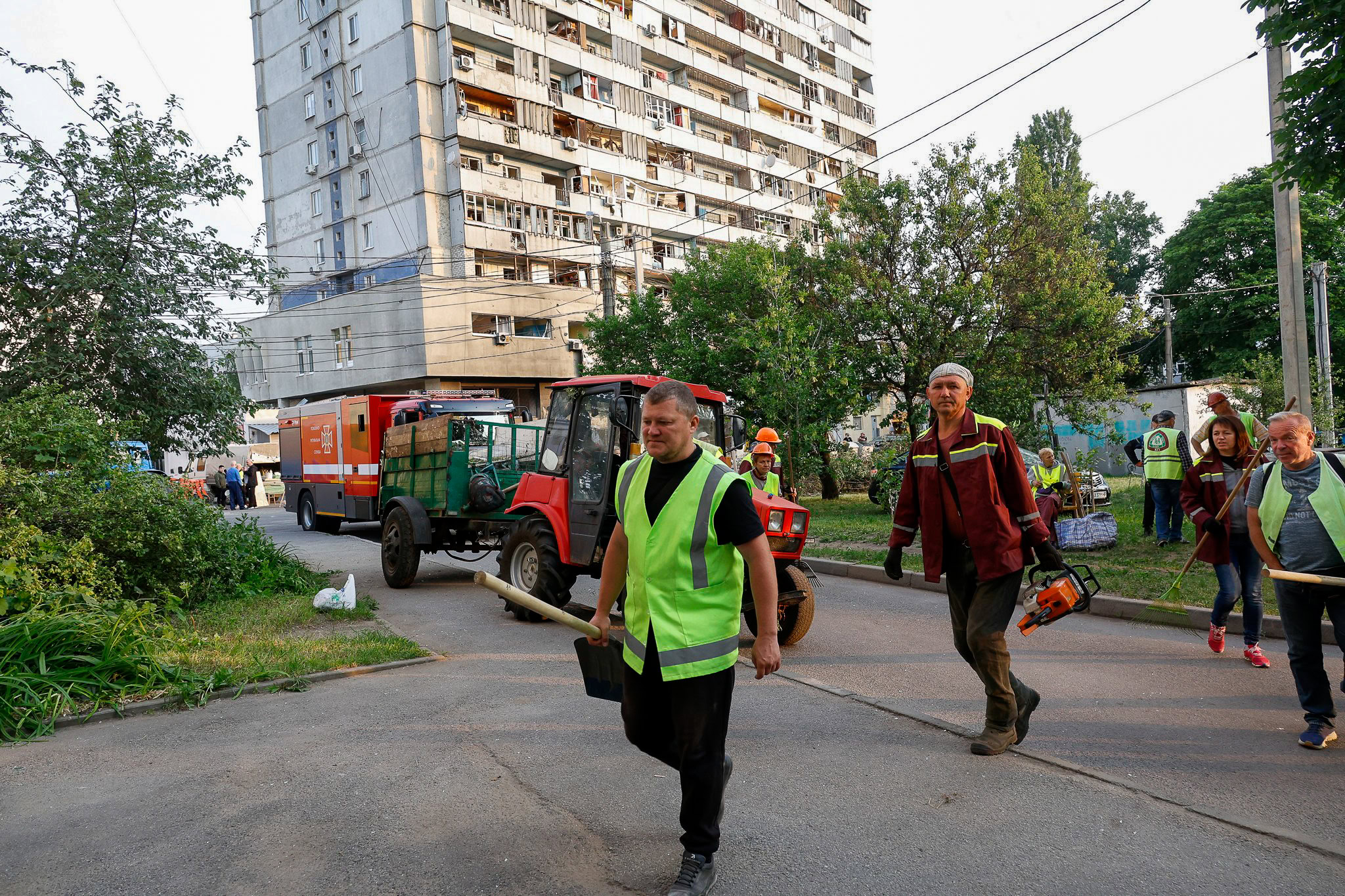 Зображення до:  «Дім великий, ще працювати і працювати»: харків’яни допомагають волонтерам і комунальникам