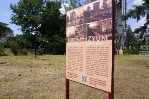 Зображення до посту: В Ізюмі відкрили пам’ятний знак на місці російського удару, що забрав життя п’яти людей