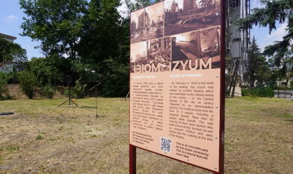 В Ізюмі відкрили пам'ятний знак на місці російського удару, що забрав життя п'яти людей 495241619_122158249940581301_3780579827652261215_n