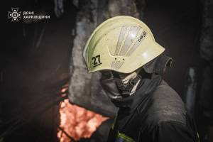 Зображення до посту: У Харкові третю добу шукають людей під завалами підприємства: пожежу локалізували, постраждав рятувальник