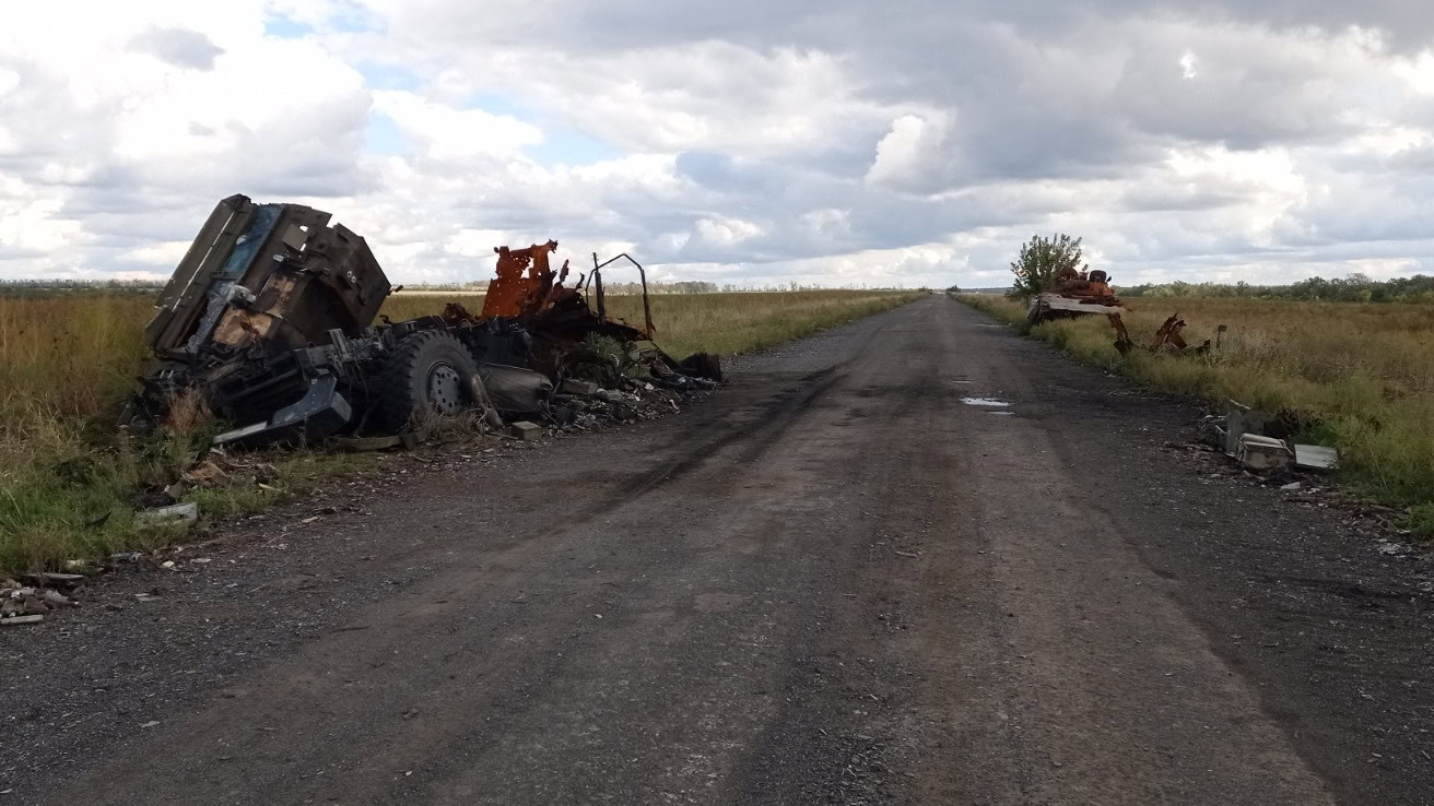 Зображення до:  Удар по Балаклії: російський дрон влучив у базу компанії, що ремонтує дороги