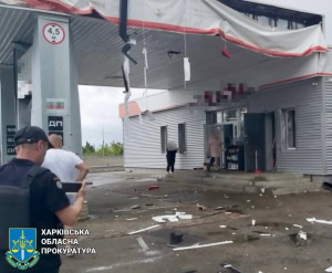 Зображення до посту: По АЗС на околиці Харкова вдарив російський дрон «Молнія»: поранило людину