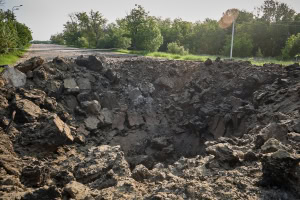 Зображення до посту: У П’ятихатках російські ракети вдарили у дорогу та житловий квартал: фото