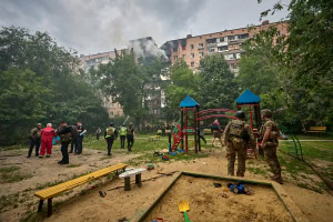 Зображення до посту: «Місто всіяно уламками»: під час удару по Харкову рф вбила двох жінок та чоловіка