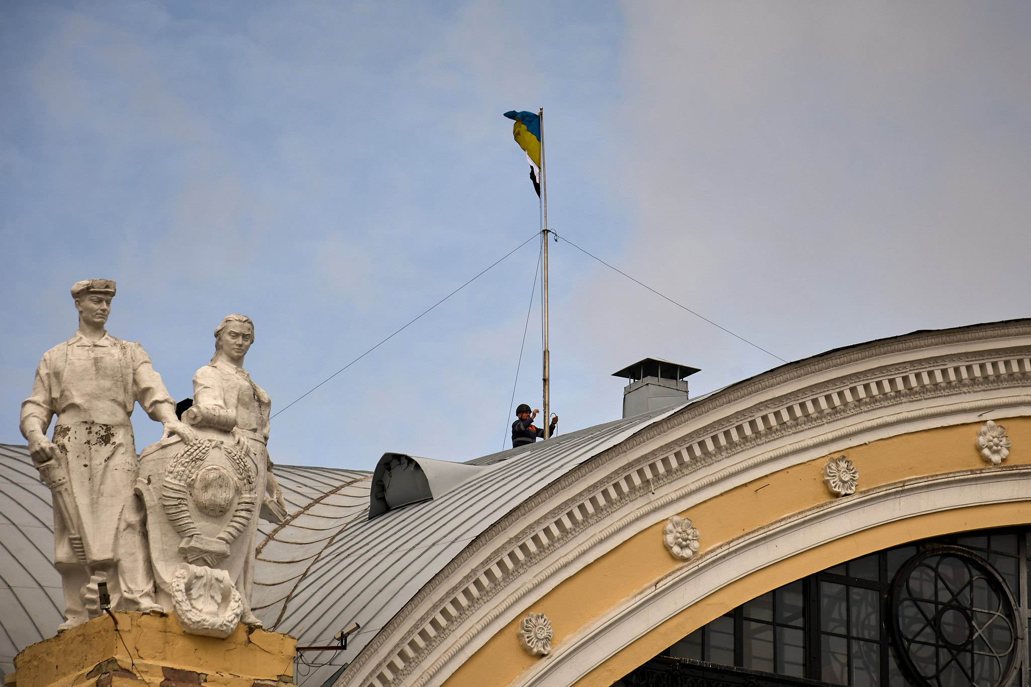 Зображення до:  У Харкові над залізничним вокзалом підняли Прапор Надії
