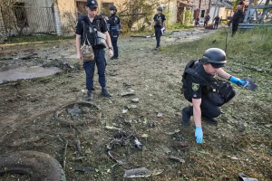 Зображення до посту: У Холодногірському районі Харкова прибирають наслідки обстрілу: фото