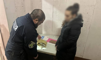Затримання жінки, яка намагалася продати свою дитину