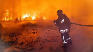 Зображення до посту: Нічні обстріли Харківщини: загиблий у Балаклії, пожежа на поштовому терміналі під Харковом