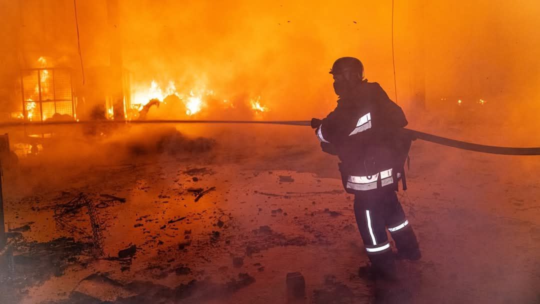 Зображення до:  Нічні обстріли Харківщини: загиблий у Балаклії, пожежа на поштовому терміналі під Харковом