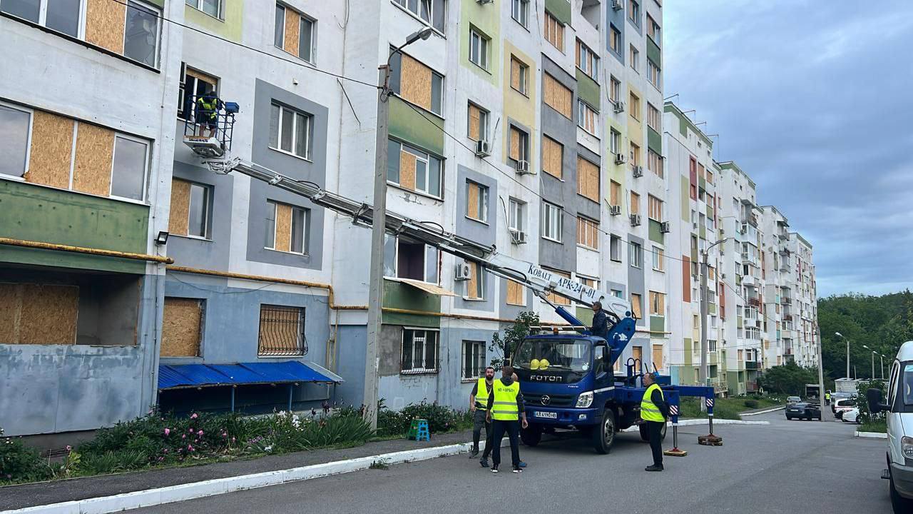 Зображення до:  У травні російські удари пошкодили понад 200 житлових будинків у Харкові