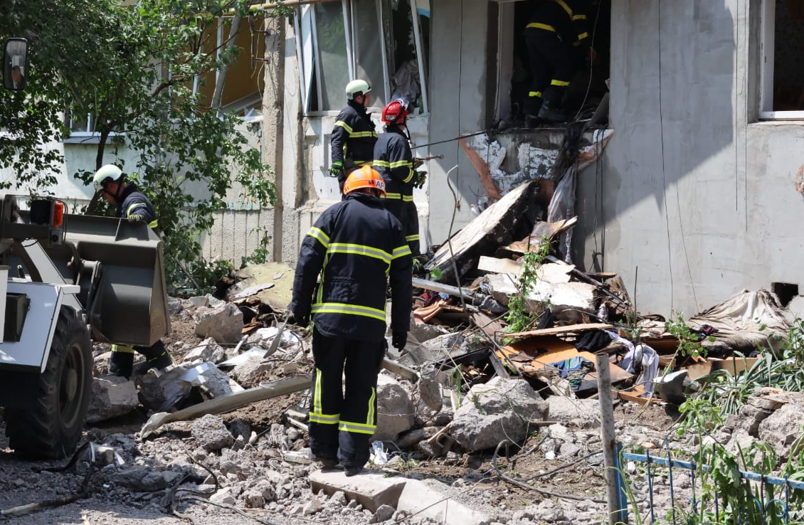 Зображення до:  У Луцьку після російського обстрілу триває пошукова операція