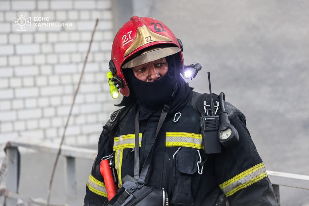Зображення до:  У Харкові продовжують гасити пожежу на підприємстві: доля шістьох людей невідома