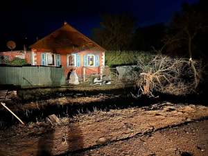 Зображення до посту: У Печенігах унаслідок нічного обстрілу згоріло підприємство, пошкоджено 18 будинків