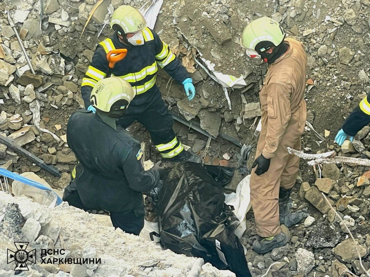 Зображення до:  З-під завалів підприємства у Харкові дістали тіла трьох жінок: пошуки тривають