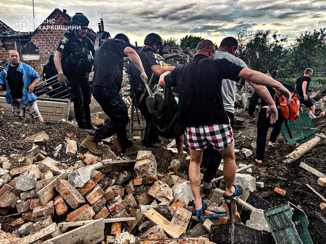 Зображення до:  Російська армія завдала авіаударів по Золочеву: з-під завалів врятували матір з дитиною