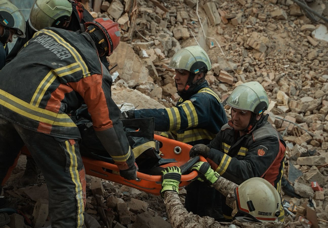 Зображення до:  У Києві завершили пошукову операцію: з-під завалів дістали тіла 23 людей
