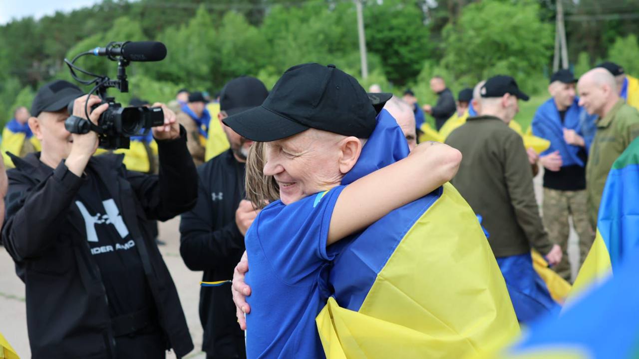 Зображення до:  З російського полону звільнили групу тяжкохворих українських захисників