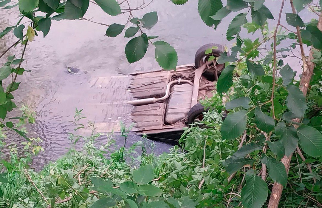 Зображення до:  На Ізюмщині автомобіль впав у річку: водій і неповнолітня пасажирка загинули