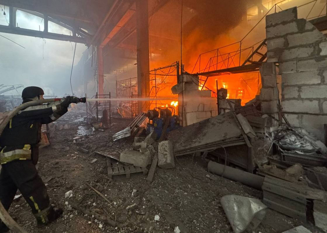 Зображення до:  Під російський обстріл у Чугуєві 27 червня потрапило підприємство: фото наслідків