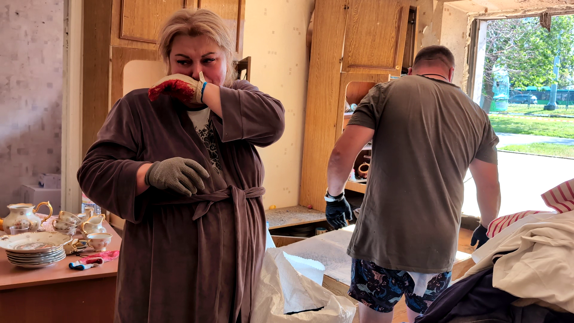 Зображення до:  «Масштаби руйнувань — колосальні»: харків’яни прибирають наслідки нічної атаки