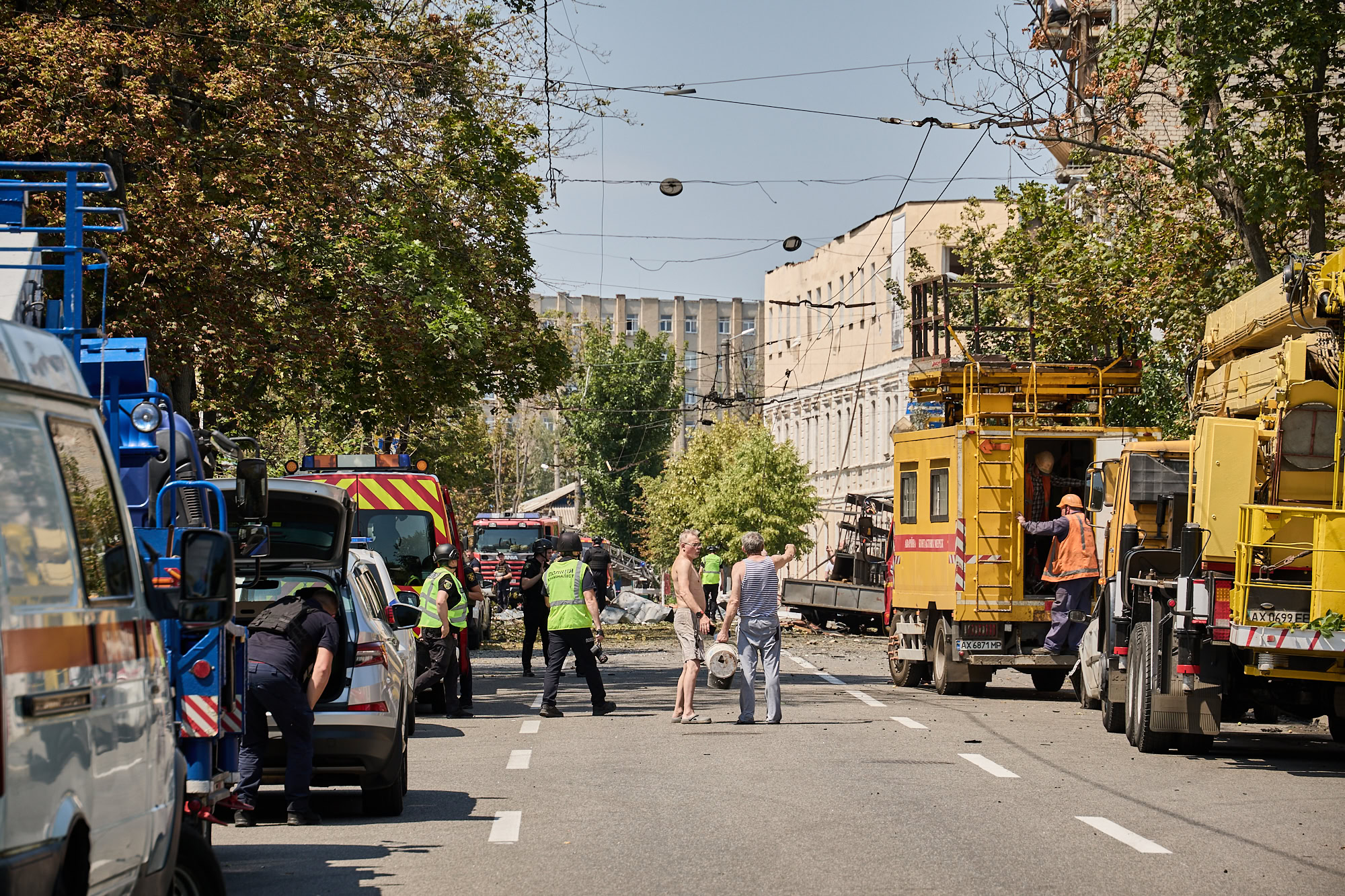 Зображення до:  У Харкові російські дрони влучили в будівлю обласного ТЦК, є поранені