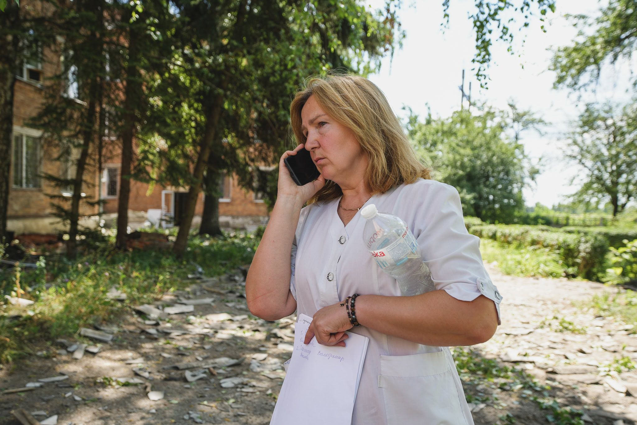 Зображення до:  «Скло витрушую з-за пазухи»: внаслідок удару по медзакладу у Харкові немає загиблих
