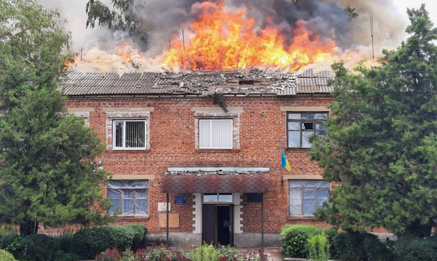 Зображення до:  Російські дрони атакували Великобурлуцьку громаду: горіла адмінбудівля