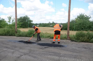 Зображення до посту: На Харківщині дорожників почали захищати від дронів сітками