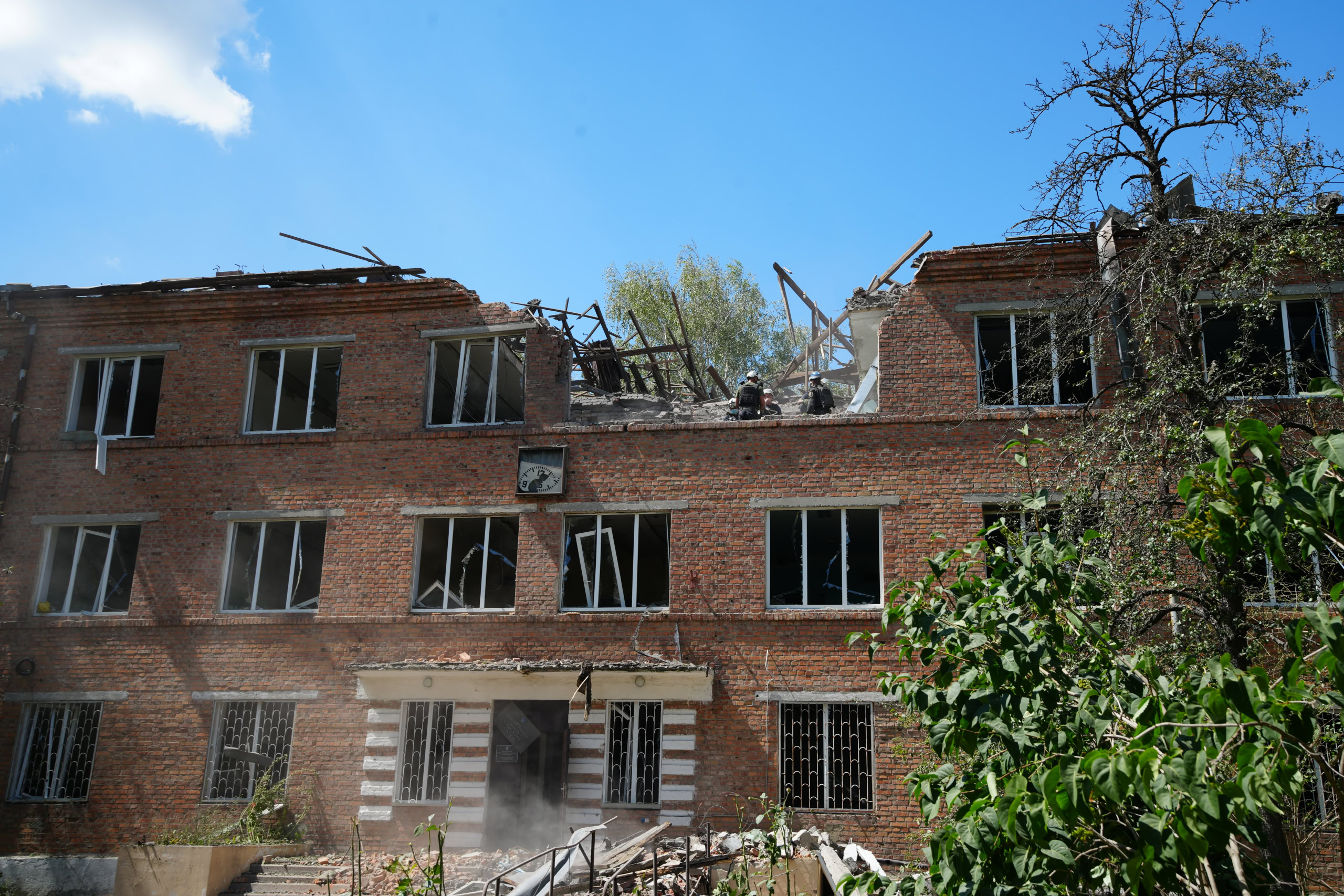 Зображення до:  Російська авіабомба влучила у медзаклад у Харкові: є постраждалі