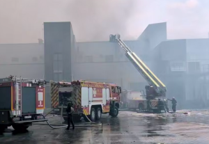 Зображення до посту: Пожежу після удару під Харковом продовжують гасити: що відомо про постраждалих