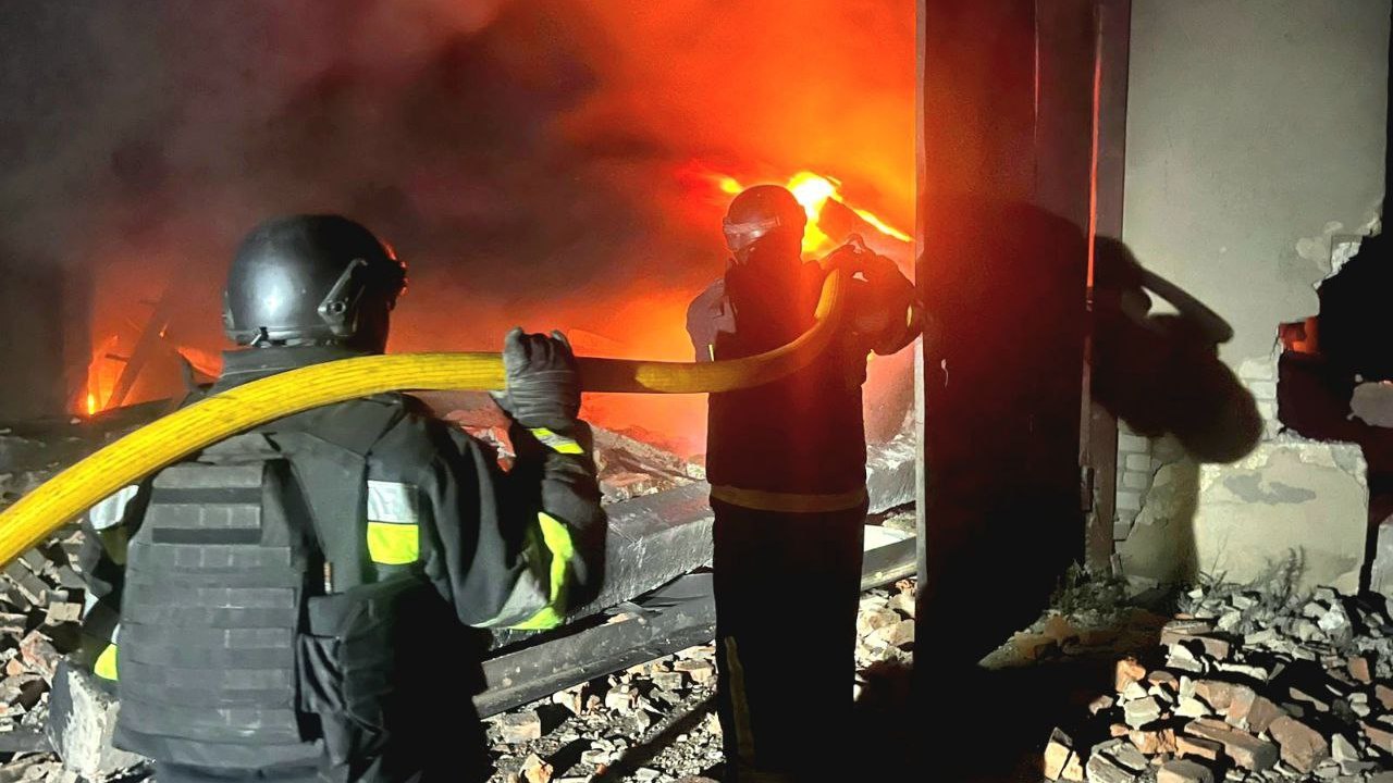 Зображення до:  Російські дрони вночі спричинили пожежі у Великобурлуцькій громаді