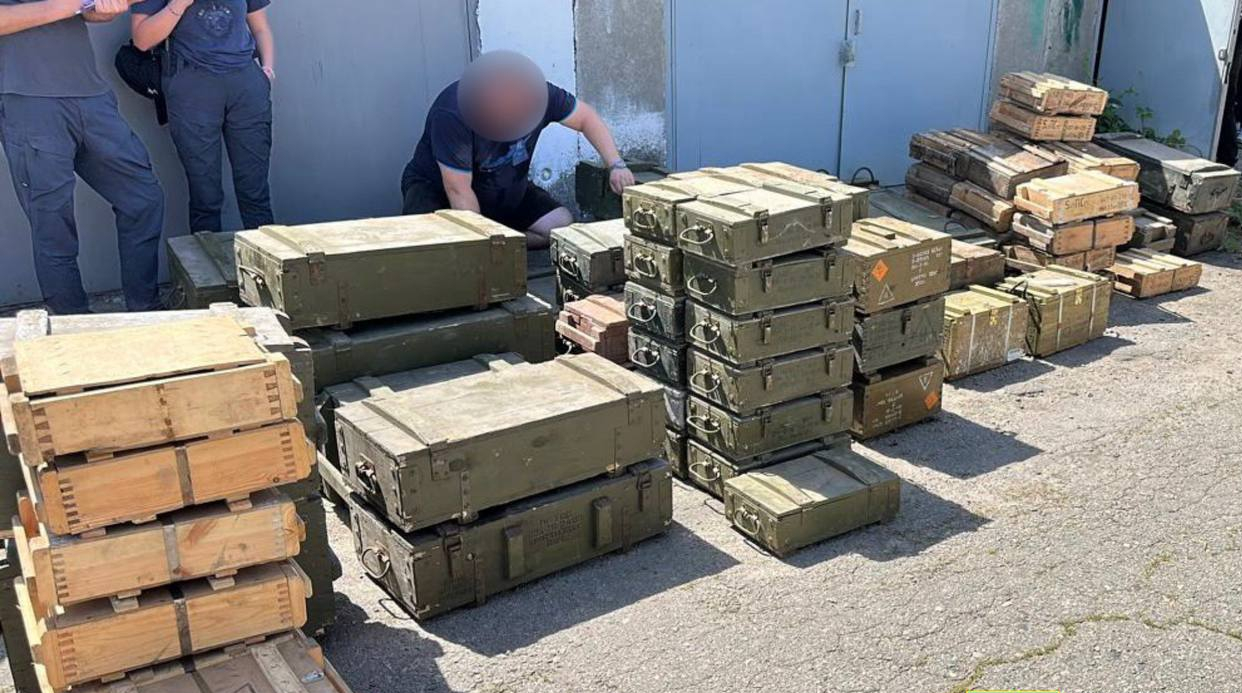 Зображення до:  У Харкові в гаражі виявили сховок зі зброєю: СБУ підозрює підготовку диверсій на замовлення рф