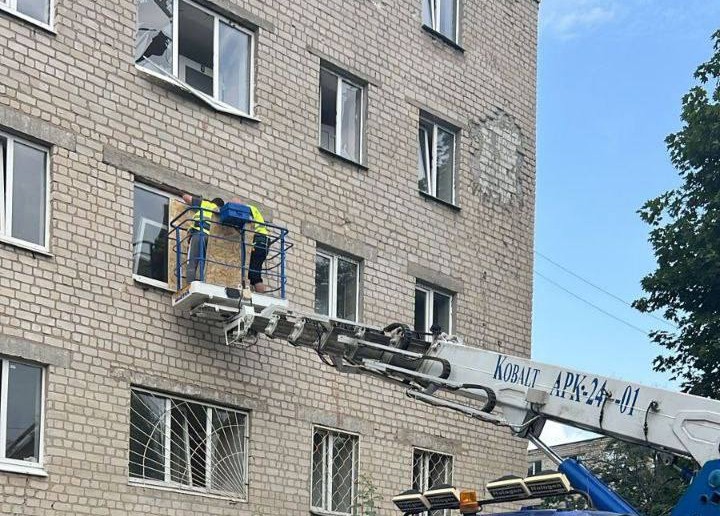 Зображення до:  У Харкові прибирають наслідки російського обстрілу 12 липня