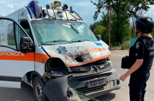 Зображення до посту: На Куп’янщині дрон влучив у машину швидкої: фото