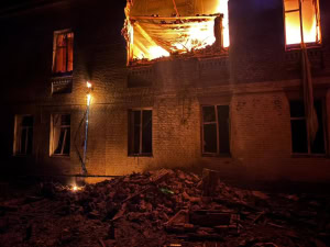 Зображення до посту: В Ізюмі дрон влучив у житловий будинок: постраждали двоє людей
