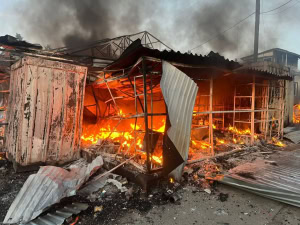 Зображення до посту: Від удару по Великому Бурлуку загорівся ринок, постраждала жінка