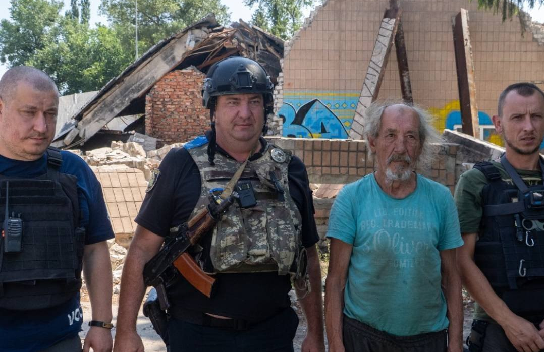 Зображення до:  Після обстрілу Новоплатонівки поліція та волонтери евакуювали одну людину