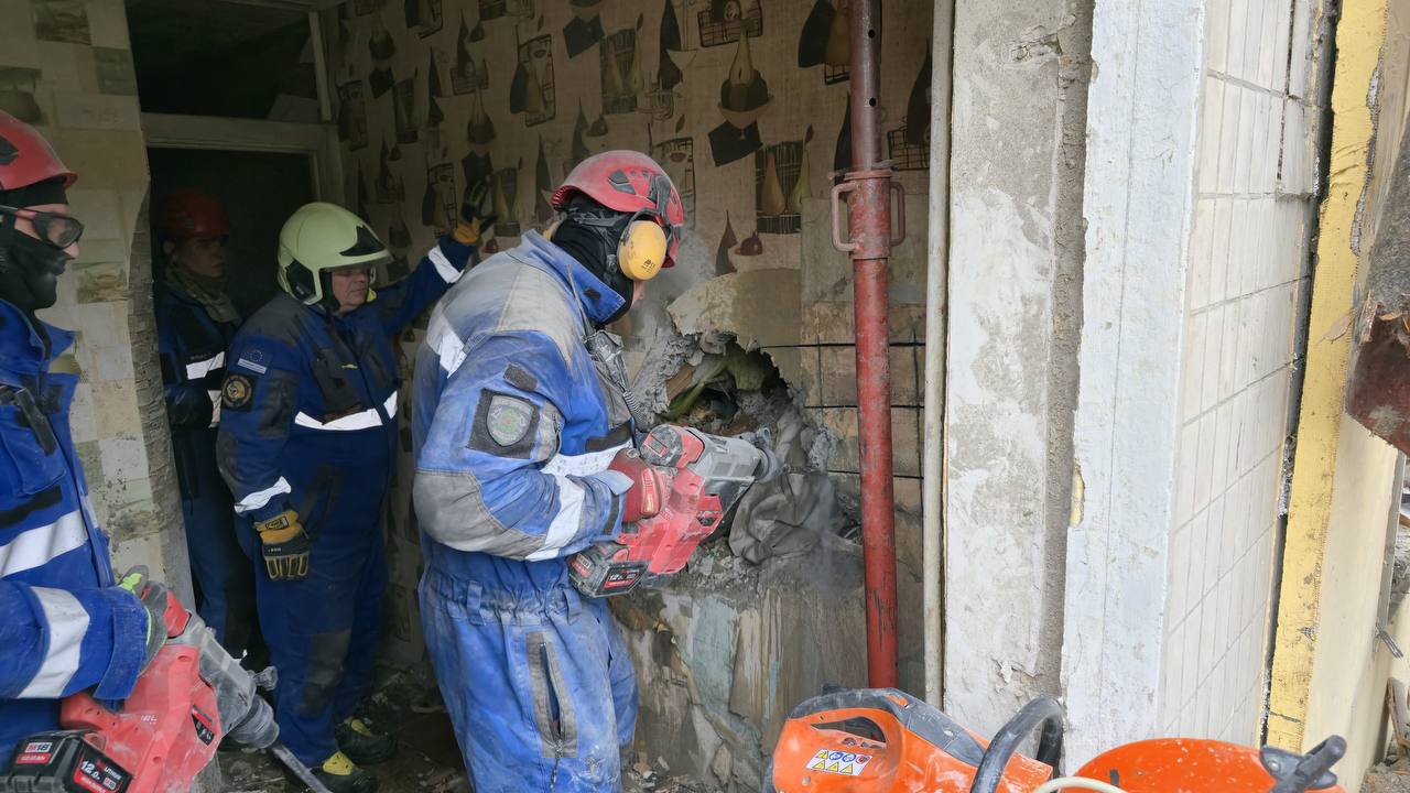 Зображення до:  У Києві з-під завалів під’їзду врятували чоловіка