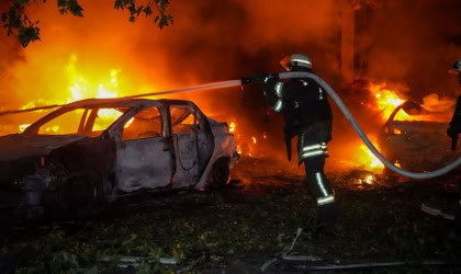 Рятувальник гасить авто, що палає