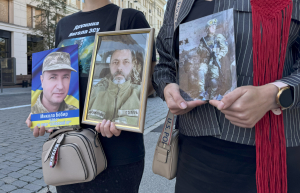 Зображення до посту: «Харкову потрібне місце пам’яті захисників»: у центрі міста відбулась хвилина мовчання