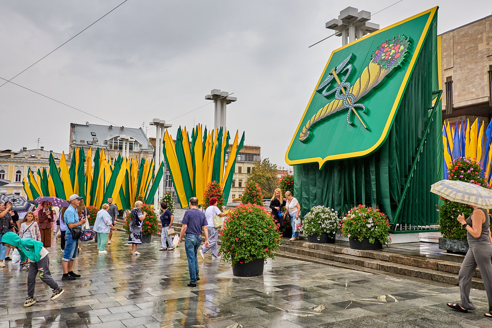 Article Під дощем та під землею: у Харкові відзначають День міста та День Державного прапора