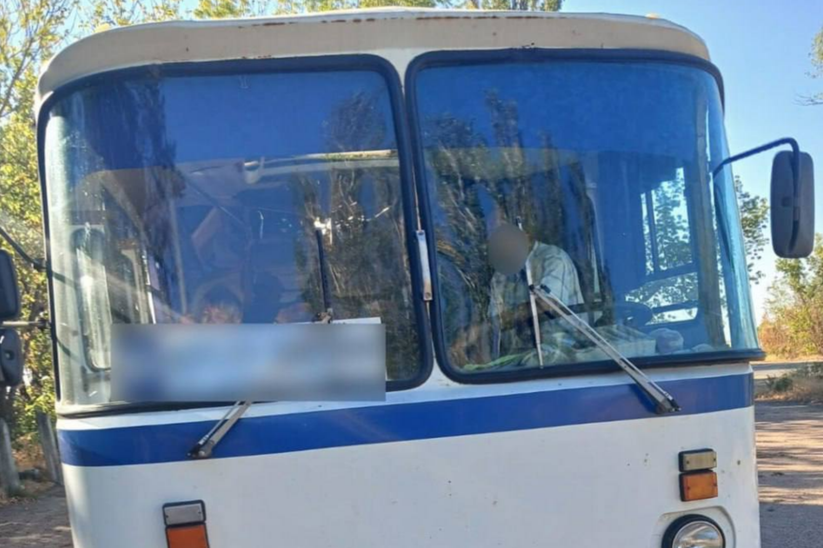 Зображення до:  У передмісті Херсона росіяни скинули вибухівку на автобус: загинули двоє людей, 16 поранені