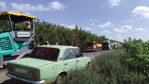 Зображення до посту: «Щоразу завмирає серце, коли зустрічаю еваки»: на Харківщині ремонтують дорогу від Лозової до Барвінкового