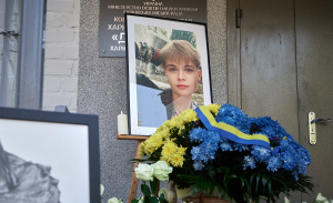 Зображення до посту: У Харкові відкрили меморіальну дошку памʼяті загиблої мисткині Вероніки Кожушко