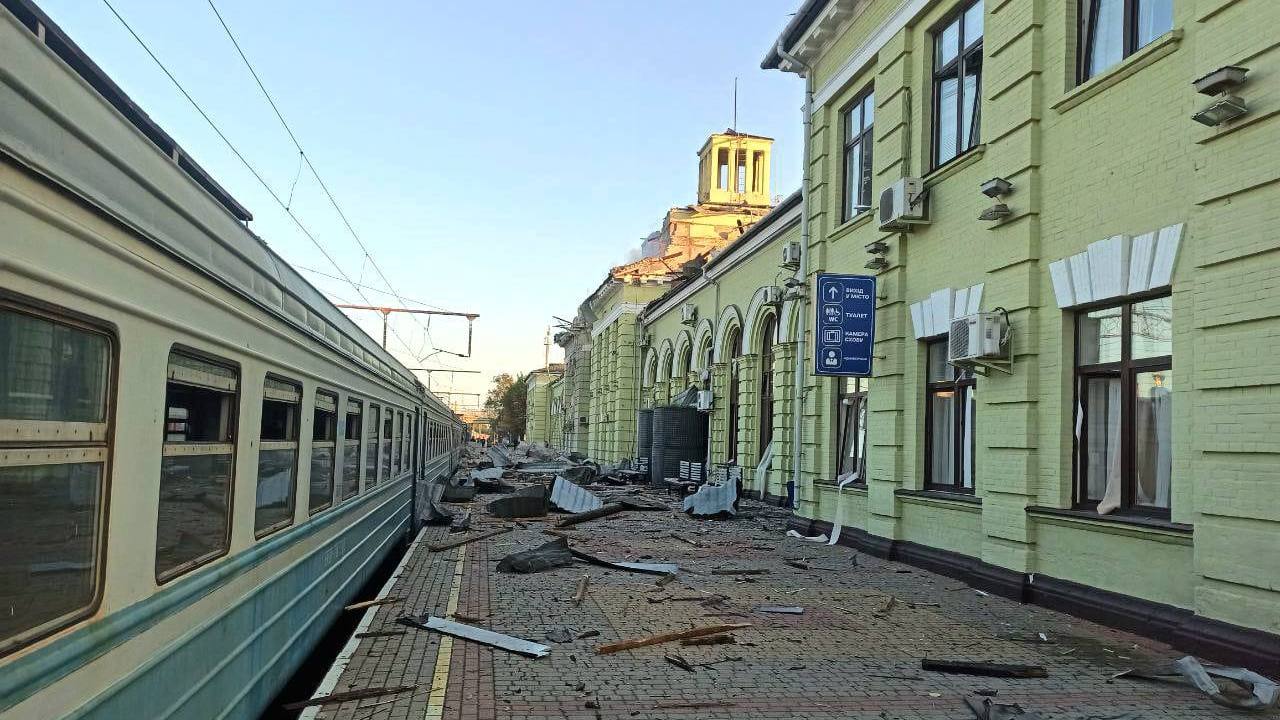 Зображення до:  Російські дрони пошкодили вокзал, будинки та енергетичний об’єкт у Лозовій