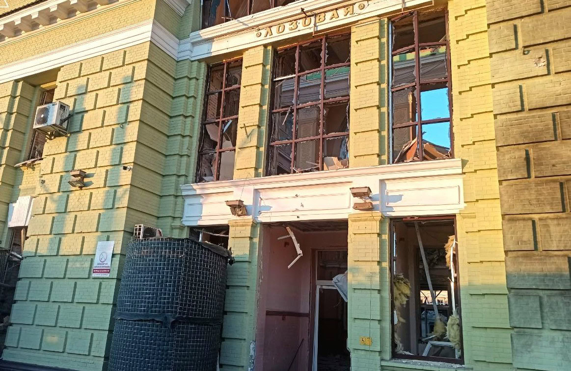 Зображення до:  Лозова пережила наймасованішу повітряну атаку, є загиблий і поранені
