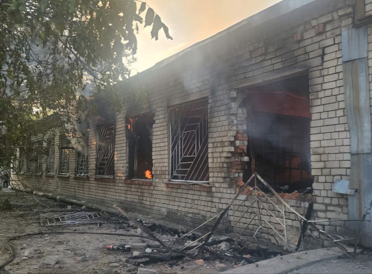 Зображення до:  Дрони пошкодили підприємство та адмінбудівлю на Дніпропетровщині, є поранені